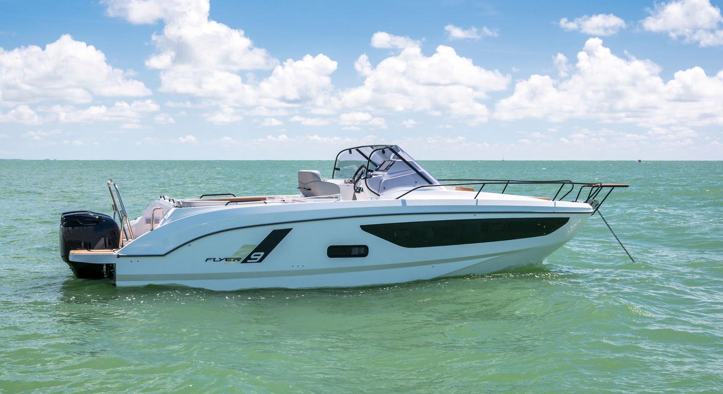 Flyer_9_Sundeck_Exterior_02