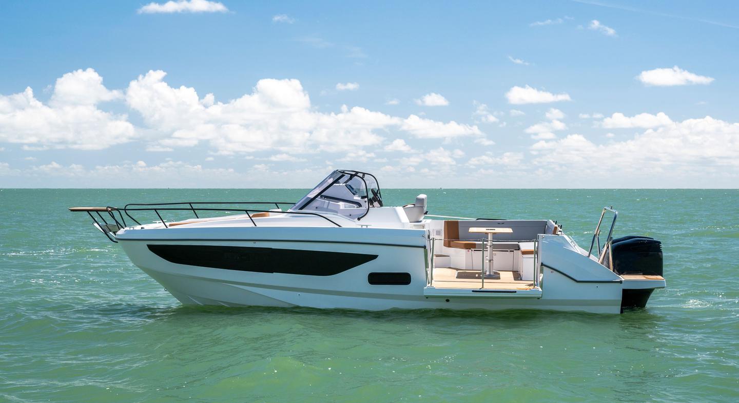 Flyer_9_Sundeck_Exterior_03